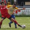Jakob Wehr (links) vom SSV Kitzingen verteidigt den Ball im Zweikampf energisch gegen Tobias Theilig von der DJK Hain. Die Siedler haben wir Heimspiel gegen den Tabellen-Zweiten der Bezirksliga West gewonnen, müssen aber am letzten Spieltag noch um den Klassenerhalt bangen.