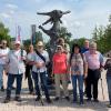 Die Wandergruppe vor der Schneewittchen-Skulptur.