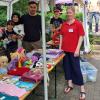 Nathalie Durhack an einem Stand des Kinderflohmarktes.
