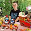 Wie ein Profi hatte dieser Junge seinen Verkaufsstand hergerichtet. Wie ein Profi hatte dieser Junge seinen Verkaufsstand hergerichtet.