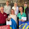 Robert Schmitt (Leiter der Blaskapelle Giebelstadt-Sulzdorf), Olga Skopets (Organisatorin von Hilfstransporten in die Ukraine), Astrid Eitschberger (Dirigentin des Collegium Musicum Iuvenale Ochsenfurt), Peter Juks (Bürgermeister der Stadt Ochsenfurt); hintere Reihe: Renate Glauth und Fabienne Wanderer (stellvertretend für alle Klassenlehrerinnen der 2. Klassen der Grundschule Ochsenfurt), Sigrid Schäfer (Leiterin der Gruppe „Veehnklang im Liederkranz“) bei der Spendenübergabe. Nicht mit auf dem Bild ist André Mabiala, erster Vorstand von Mbonda Lokito Kongo/Konshasa Kinderhilfe e.V.