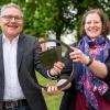 Da ist Nano drin, auch wenn man es nicht sieht: Peter Grambow und Stefanie Bertsch vom Cluster Nanotechnologie in Würzburg zeigen Bipolarplatten für Brennstoffzellen sowie einen Teil eines Schwungradspeichers, die jeweils mit Hilfe von Nanopartikeln optimiert worden sind.