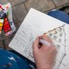 Farben spielen beim Urban Sketching eine wichtige Rolle. Viele Urban Sketcher kolorieren ihre Skizzen mit handlichen Farbmalkästen und speziellen Pinseln mit Wassertank. Farben spielen beim Urban Sketching eine wichtige Rolle. Viele Urban Sketcher kolorieren ihre Skizzen mit handlichen Farbmalkästen und speziellen Pinseln mit Wassertank.