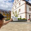 Beim Urban Sketching halten Zeichnende ihre Umgebung in schnellen Skizzen fest. Axel Weisenberger (links) hat Gruppen in Schweinfurt und Würzburg gegründet. Die Mitglieder treffen sich regelmäßig und zeichnen Szenen ihrer Heimat – wie hier das Zeughaus.