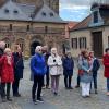 Abordnung der Wandergruppe vor dem Dom St. Peter.