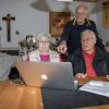 Ohne Hilfe am Computer kein Geld aus dem Heizkostenzuschuss: Die Heidenfelder (v.l.) Irmtraud Thüring, Agnes Waga und Rudolf Stephan brauchen die Hilfe von Wolfgang Thüring (hinten).
