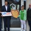 Bei der Spendenübergabe: Das Foto zeigt (von links):  Bruno Kleinhenz (Pflegedienstleitung Sozialstation und Tagesstätte), Michael Reif (Mitglied des Vorstandes der VR-Bank Main-Rhön), Jasmin Schwenkert (Pflegekraft und Teamleitung Tagesstätte) und Alois Heinisch (1. Vorsitzender Sozialstation)