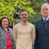 Maximilian Krüger (Mitte) ist Nachrücker für Peter Pospiech im Gemeinderat Estenfeld, Bürgermeisterin Rosi Schraud hatte ihrem neuen Ratsmitglied zuvor den Eid abgenommen.
