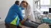 Wiederbelebung üben: Annett Bonengel, Standortleiterin der Zentralen Notaufnahme des Krankenhauses Tauberbischofsheim zeigte den Besucherinnen und Besuchern wie man im Notfall richtig handelt.