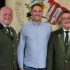 Auf dem Foto 1. Schützenmeister Georg Seiffert, neuer 2. Schützenmeister Fabian Trensch und Andreas Strauß.