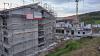 Der Neubau des Seniorenheims der Diakonie auf der Südseite mit dem Verwaltungstrakt (vor dem Kran).