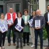 Freudige Gesichter bei der Übergabe der Chronik (von links): Bernd Göbel (HVW), Stefanie Büttner (Archiv Markt Werneck); Rektor Carsten Stranz (Grundschule); Susanne Tonn (Bibliothek); Edeltraud Baumgartl (Vorsitzende des Organisationsteams 800 Jahre Werneck); Konrektorin Tanja Hochrhein (Mittelschule); Dr. Ralf Obst (BLfD); Sebastian Hauck (1. Bürgermeister Werneck).