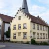 Die denkmalgeschützte Alte Schule in Kronungen wird zu einem Bürgerhaus saniert. Die angebauten Garagen (rechts) werden entfernt und dort ein Platz geschaffen.