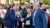 Der Abend des 7. Mai: Matthias Zink (SPD, links) und Jörg Kümmel (FSB) geben sich die Hand, nachdem bekannt gegeben wurde, dass sie in der Stichwahl gegeneinander antreten werden.
