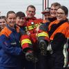 Die frisch geprüften aktiven Feuerwehrleute in Hausen lassen ihren zweiten Kommandanten Jens Spiwek hochleben. Die frisch geprüften aktiven Feuerwehrleute in Hausen lassen ihren zweiten Kommandanten Jens Spiwek hochleben.