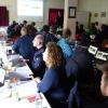 Alle Einheiten sitzen an einem Tisch: Hochkonzentriertes Arbeiten im Seminarraum der Volkacher Feuerwehr. Ein Dozent zeigt verschiedene Szenarien. Alle Einheiten sitzen an einem Tisch: Hochkonzentriertes Arbeiten im Seminarraum der Volkacher Feuerwehr. Ein Dozent zeigt verschiedene Szenarien.