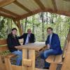 Die neue Sitzgruppe ist im Wald zwischen Altenstein und Lichtenstein. Von links: Geschäftsführer des Naturparks Haßberge Lukas Bandorf, Landrat Wilhelm Schneider und Bürgermeister Wolfram Thein.