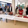 Über das hervorragende Prüfungsessen der M10 freuten sich die Bürgermeisterin der Gemeinde Güntersleben, Klara Schömig (6.von links), und die Bürgermeister von Thüngersheim, Michael Röhm (7. von rechts), und Veitshöchheim, Jürgen Götz (7. von links), mit  den Fachlehrerinnen Monika Bandorf-Hanft und Claudia Vorndran-Miggenrieder, von der Grundschule Rektor Stefan Dusold und Konrektorin Julia Heres, sowie Mittelschul-Rektorin Martha Winter.