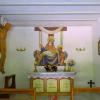 Den Innenraum der kleinen Andachtsstätte ziert ein Wandfresko der Gottesmutter mit den toten Jesu. Den Innenraum der kleinen Andachtsstätte ziert ein Wandfresko der Gottesmutter mit den toten Jesu.