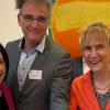 Tortenanschnitt mit Dr. Hülya Düber, Prof. Lukas Worschech und Dr. Christine Schrappe.