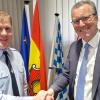 Bürgermeister Jürgen Götz gratulierte Florian Fischer, der nun auch offiziell neuer 1. Kommandant der Freiwilligen Feuerwehr Veitshöchheim ist.