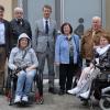 Vor dem fertiggestellte barrierefreien WC in der Metzgergasse: (von links) Sozialreferent Jürgen Montag, Manfred Neder, Vorsitzender des Beirats für Menschen mit Behinderung der Stadt Schweinfurt, und Oberbürgermeister Sebastian Remelé mit Vertretern des Beirats für Menschen mit Behinderung der Stadt Schweinfurt.