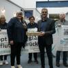 Dagmar Kühnen übergab – mit Mitgliedern der Rheuma-Liga im Rücken – die Petition an Bürgermeister Vogel.