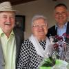 Marga und Julius Scheckenbach sind seit 60 Jahren verheiratet. Bürgermeister Heiko Bäuerlein (rechts) gratulierte zur Diamantenen Hochzeit.