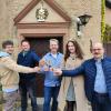 Die Ehrengäste zum Festtag "25 Jahre Wörners Schloss Hotel" gratulierten Harald Wörner (Mitte) unter dem Portal des Treppenturms: (von links) die Stadträte Christoph Schmidt und Michael Eckhof sowie Weinprinzessin Merle I. und erster Bürgermeister René Schlehr.