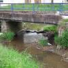 Die marode Riedbachbrücke in der Brückenstraße im Altortbereich von Kleinsteinach ist bei Starkregenereignissen ein Sorgenkind der Gemeinde. Dort staut sich der Riedbach auf und sorgt für Überschwemmungen.