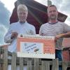 Stefan Rambacher (rechts) aus den Haßbergen überreichte einen Spendenscheck über 23.700 Euro an Prof. Dr. Matthias Eyrich von der Würzburger Universitäts-Kinderklinik.