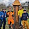 Sind stolz auf die neuen Klotzbeuten im Bionade-Naturgarten: (von links) Bionade-Imker Joachim Werner, die "Bienenbotschafter" Antonio Gurliaccio und Moses M. Mhros sowie Susanne Seufert, Verantwortliche für die Presse- und Öffentlichkeitsarbeit der Firma Bionade.