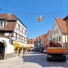 Wie hier beim Probeaufbau im August 2022, werden sechs Lichtervorhänge in der Kirchstraße mit drei Sternen ausgestattet – die anderen sechs kommen ohne den großen Stern in der Mitte aus.