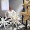 Nach längerer Diskussion war die Entscheidung getroffen: Es wird der "Organic Star" (rechts). Ausgestattet werden die zwölf Lichtervorhänge mit 24 kleinen und sechs großen Sternen. Nach längerer Diskussion war die Entscheidung getroffen: Es wird der "Organic Star" (rechts). Ausgestattet werden die zwölf Lichtervorhänge mit 24 kleinen und sechs großen Sternen.