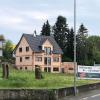 Auf diesem begrünten Hanggrundstück am Ortseingang von Obervolkach (von Volkach kommend) wird das neue Feuerwehrhaus gebaut. Die Kosten für den Bau werden auf 2,1 Millionen Euro geschätzt.