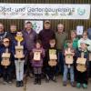 Im Bild die Teilnehmer beim Nistkastenbau.