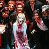 "Lucia di Lammermoor" des Mainfranken Theaters, derzeit zu sehen in der Theaterfabrik Blaue Halle. Die Kritik war einhellig begeistert von Akiho Tsujii (Mitte) in der Titelrolle, mit der Inszenierung konnten sich nicht alle anfreunden. Über die Rolle der Musikkritik veranstaltet das Theater nun eine Podiumsdiskussion.