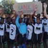 Große Freude bei den Jugendlichen vom Young Boys FC Okahandja, einer Kleinstadt nördlich von Windhoek. Klaus Reinhart (rechts) hatte einen kompletten Satz Trikots, gespendet vom TUS Grossrinderfeld, mitgebracht und übergeben.