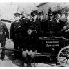 Die Löschmannschaft der Freiwilligen Feuerwehr Hausen um 1921, mit der 1869 von der Gemeinde angeschafften "Feuerlöschmaschine". Das alte Foto zeigt (von links): Franz Götzendörfer, Michael Niklaus, Engelbert Hümpfer, Franz Dollmann, Josef Dietz, Johann Klüpfel, Christoph Neugebauer und Martin Benkert. Vorne sitzt Anton Bauer.
