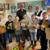 Unser Foto zeigt inmitten der Kinderschar den Vorsitzenden Stefan Labus (rechts) und Andrea Köhler (stellvertretend für die Elternschaft der Kommunionkinder) sowie Kindertafel-Botschafter Peter Kruse (links).
