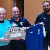 Auf dem Foto (von links) Ludwig Bauer mit den Geschenken und der Goldenen Pfeife, Michael Amend (stellv. Abteilungsleiter Fußball), Kristian Gerhardt (Abteilungsleitung Fußball).