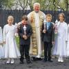 (ub)  Im Zeichen des guten Hirten feierten zehn Kinder in Frankenbrunn ihre Erstkommunion. Pfarrer Karl Theodor Mauer führte sie in der Sankt-Bonifatius-Kirche an den Tisch des Herrn. In allen Texten war zu hören, wie dieser gute Hirte ist. Er kennt die Seinen, gibt sein Leben für sie hin und führt sie. „So soll er auch euch nie aus den Augen verlieren und überall mit euch hingehen“, sagte der Geistliche. Er erzählte ihnen noch eine Kurzgeschichte von einem schwarzen Schaf, das die anderen nicht mochten und das glaubte, auch Gott möge es nicht, weil es schwarz ist. „Doch Gott hatte auch das schwarze Schaf lieb“, versicherte der Pfarrer. Zusammen feierten dann die Kommunionkinder den Gottesdienst mit dem Ortsgeistlichen und durften dabei erstmals die Heilige Kommunion empfangen. Die Kinder waren mit ihren Eltern zuvor vom Pfarrer und der Musikkapelle Frohsinn am Feuerwehrhaus abgeholt worden. Aus Frankenbrunn waren Luis Lübbe, Elisa Gabel, Emma Schuhmann und  Marcello Meder, aus Hetzlos Fabian Knüttel, Luca Pfülb, Sophia Pfülb, Marcel Leuner und Selina Roller sowie aus Reith Björn Sieg.