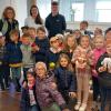 Melanie Weigand, Dr. Krombholz und Noah Schöps mit der Klasse 1a.