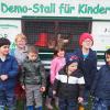 Mit großem Eifer versorgten Silas, Simon, Alina, Elias, Liana, Milan, Pascal und Alaa (von links) die Hühner im Garten der SVE.