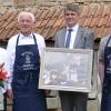 Bürgermeister Michael Kraus übergab an den scheidenden Museumsleiter Rudolf Mauder als Andenken ein Bild mit ihm als Dorfschulmeister in Aktion. Mit im Bild Ehefrau Heidrun Mauder und der neue Museumsleiter Tobias Bachmann (rechts)