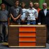 Gut in Form: Die Schreiner-Innung Main-Spessart zeigt 14 Tage lang in der Sparkasse in Marktheidenfeld preisgekrönte Gesellenstücke. Bei der Ausstellungseröffnung (v. l.): Lehrlingswart Alexander Otte, die Junghandwerker Christian Zofek, Robin Wicha und Phil Noack, Obermeister Thomas Marterstock und Sparkassen-Gebietsdirektor Peter Schmitt.