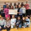 Fast 780 Euro haben die Schülerinnen und Schüler für den guten Zweck gesammelt. Rektorin Antje Schorn (in pink) und Ute Hauck vom Kinderhospiz (in blau) halten den Scheck in den Händen. 