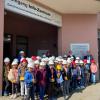 Von links: Ulrike Dittmann, Susanne Gese, Eva von Vietinghoff-Scheel und Alexander Kutscher mit zwei 2. Klassen der Grundschule Eisingen-Waldbrunn im Müllheizkraftwerk Würzburg