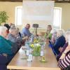 Moderatorin Maria Bauer mit den SeniorInnen.