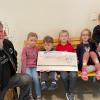 Das Foto zeigt Martin Sohler und Michael Schalling bei der Scheckübergabe im Kindergarten.